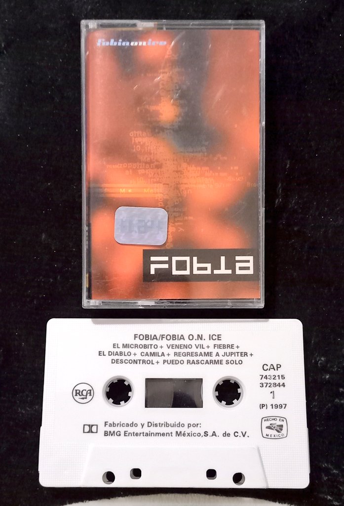 DANTEPH's tweet image. #fobia on ice.
#CompactDisc el de la izquierda es edición de USA con portada que abarca toda la caja del CD, el de la derecha es la edición mexicana con portada a la mitad y #cassette edición mexicana.  Ojalá se edite en vinyl algún día.
@fobiamx.
