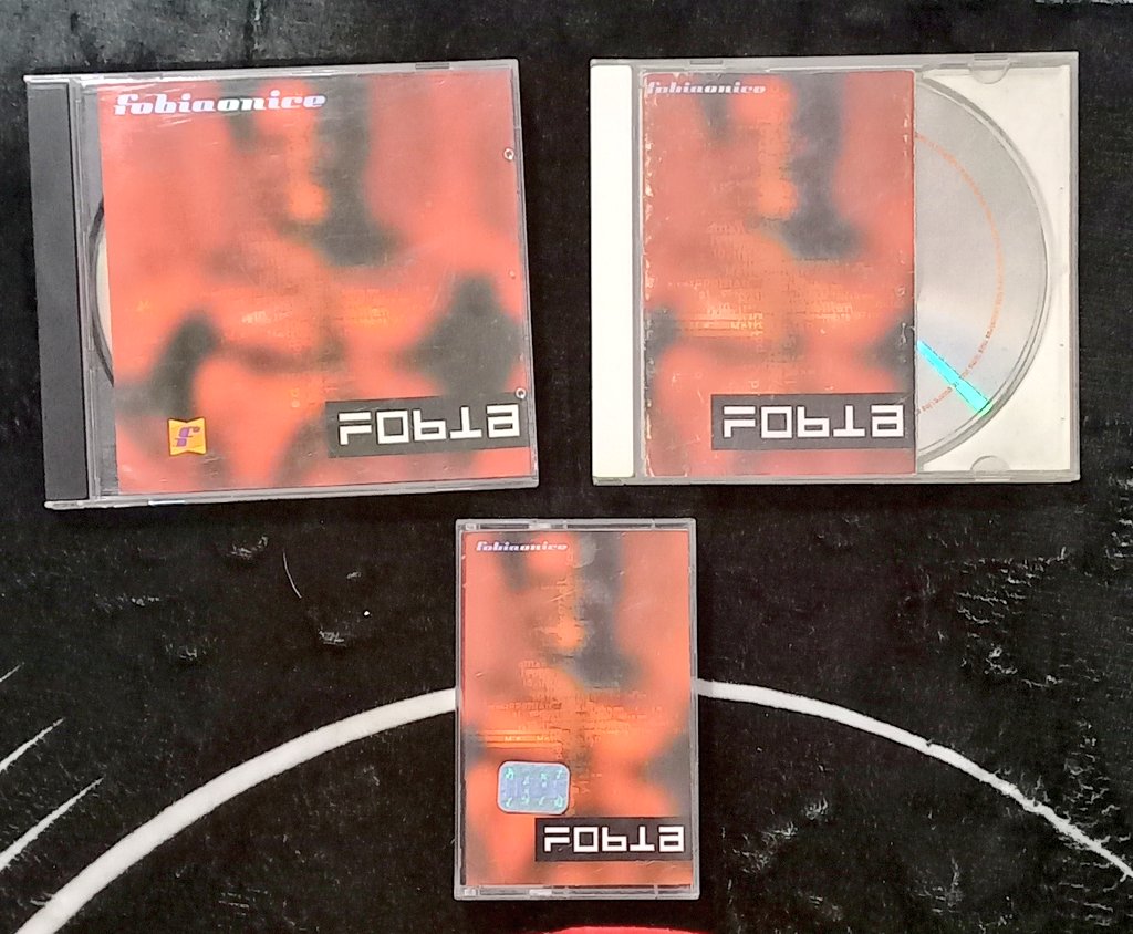 DANTEPH's tweet image. #fobia on ice.
#CompactDisc el de la izquierda es edición de USA con portada que abarca toda la caja del CD, el de la derecha es la edición mexicana con portada a la mitad y #cassette edición mexicana.  Ojalá se edite en vinyl algún día.
@fobiamx.
