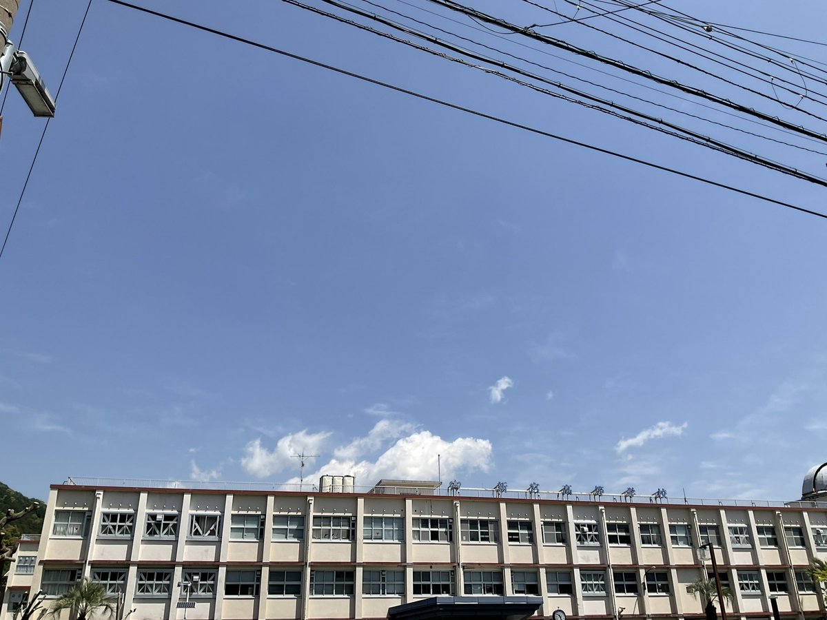 maffably's tweet photo. おはようございます。
ゴールデンウィーク
今日も晴れ^^
きもちいいい

#企業公式が毎朝地元の天気を言い合う #いまそら #中の人　
#お天気レポート #和歌山県 #新宮市 #熊野
#wakayama
#kumano　#shingu https://t.co/JNSq5F55pD
