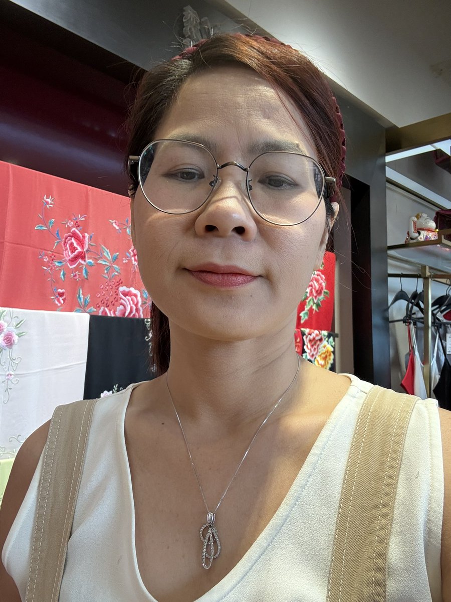 1. 
Sáng nay, trong lúc thay đồ, mình làm đứt cmn sợi dây chuyền bạch kim. Thế là lúc ở sân bay, mình lượn lờ vô tình thấy một tiệm bán dây chuyền. Mình hỏi Có bán dây chuyền only không, bạch kim hay bạc gì cũng được, không cần mặt dây.” Thằng nhóc nhân viên