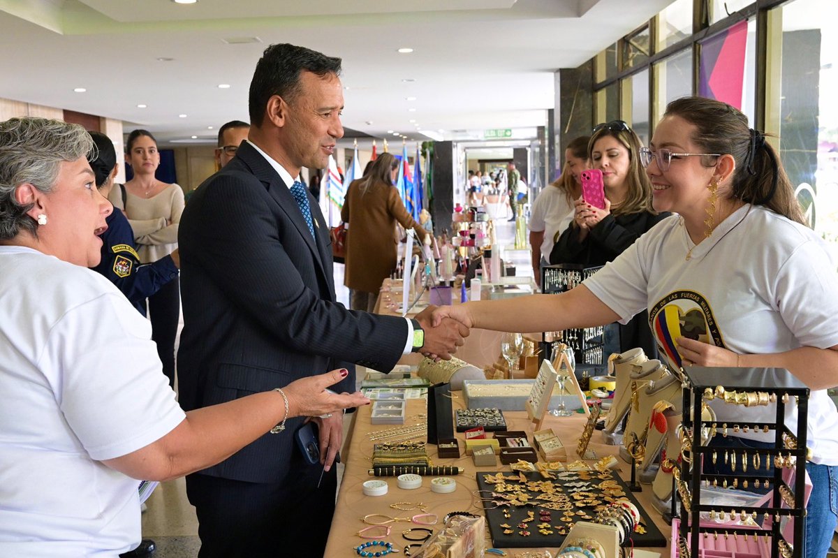 mindefensa's tweet photo. Reconocer el invaluable aporte de las esposas de los veteranos es reconocer una dimensión esencial de la paz: la que se construye desde el amor, la resiliencia y la creatividad. 

El ministro @PedroSanchezCol inauguró el ‘Proyecto Mujeres Emprendedoras’, una iniciativa que promueve el desarrollo económico y social de mujeres pertenecientes a la Fundación Esposas de Veteranos de las Fuerzas Militares y la Policía Nacional.

Hasta el 4 de mayo, más de 35 de sus emprendimientos —entre ellos joyerías, jabones artesanales, jeans reciclados, chocolates, miel de abejas, peluches y bordados— estarán expuestos en el @Club_Militar. Visita este espacio de 9:00 a.m a 5:00 p.m. y apóyalas. ¡Te esperamos!