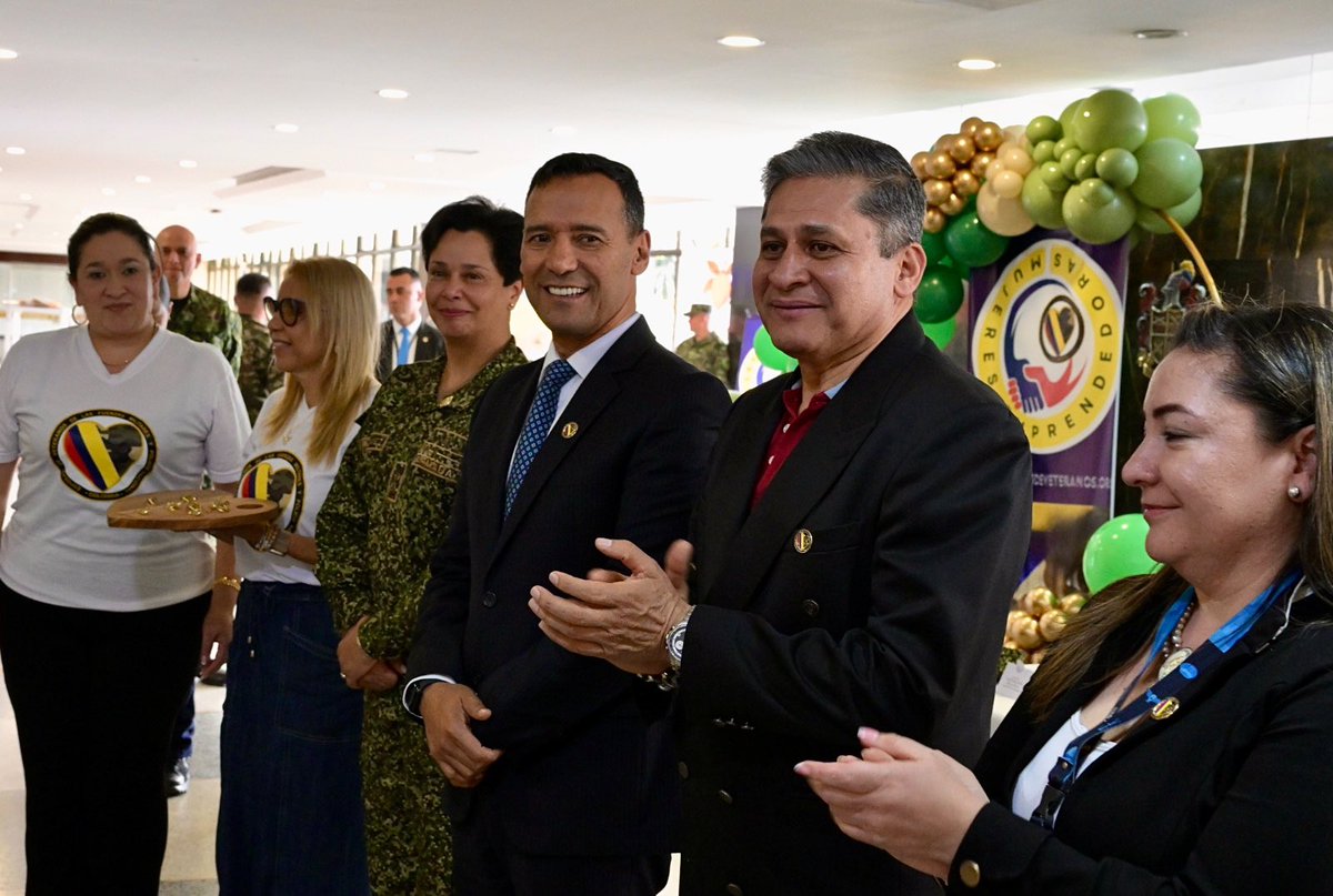 mindefensa's tweet photo. Reconocer el invaluable aporte de las esposas de los veteranos es reconocer una dimensión esencial de la paz: la que se construye desde el amor, la resiliencia y la creatividad. 

El ministro @PedroSanchezCol inauguró el ‘Proyecto Mujeres Emprendedoras’, una iniciativa que promueve el desarrollo económico y social de mujeres pertenecientes a la Fundación Esposas de Veteranos de las Fuerzas Militares y la Policía Nacional.

Hasta el 4 de mayo, más de 35 de sus emprendimientos —entre ellos joyerías, jabones artesanales, jeans reciclados, chocolates, miel de abejas, peluches y bordados— estarán expuestos en el @Club_Militar. Visita este espacio de 9:00 a.m a 5:00 p.m. y apóyalas. ¡Te esperamos!