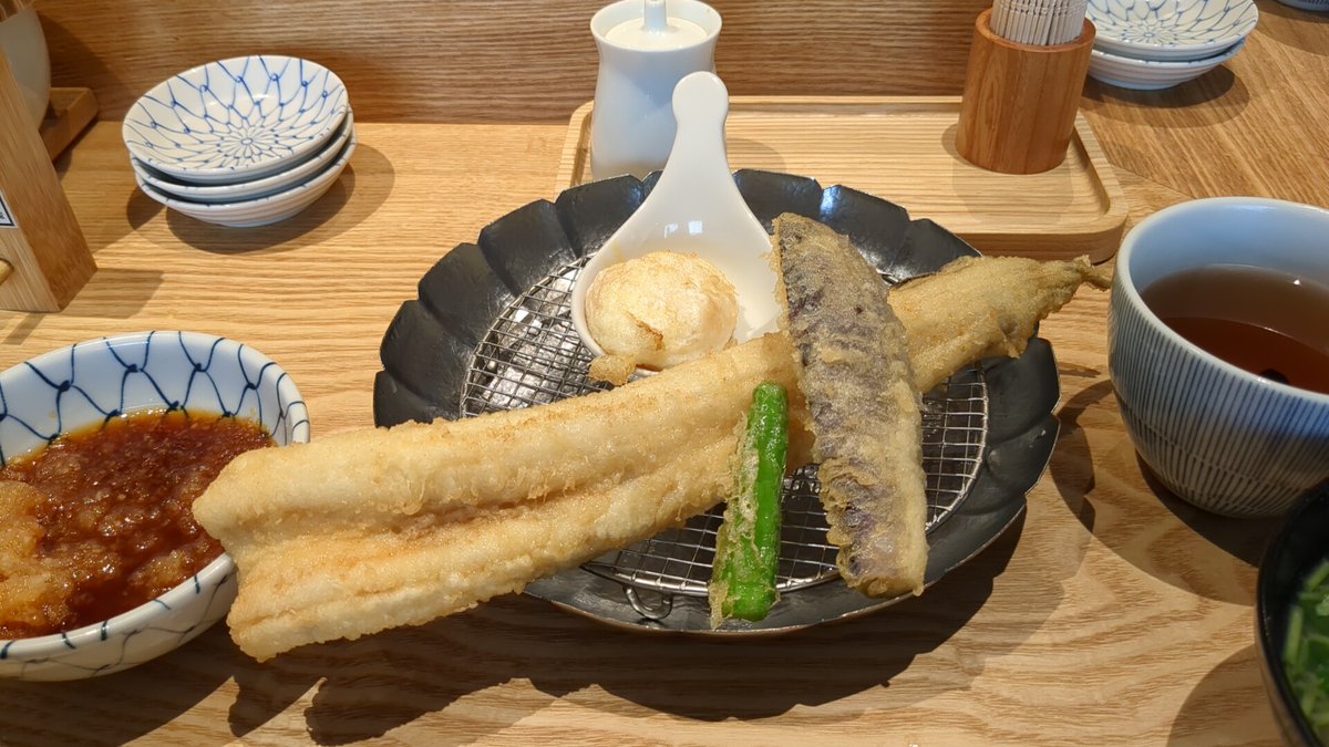 yonchanmaru's tweet photo. 休日出勤のプチ贅沢なり

黒豆茶に入ってる豆って食べて良いのかな？って同僚に話しかけたら、店員さんも聞こえたらしく「食べれますよ！」って言われてちょっと恥ずかしかった😂

食べたらサクサクしてて美味しかった！ https://t.co/axE5y8ctit