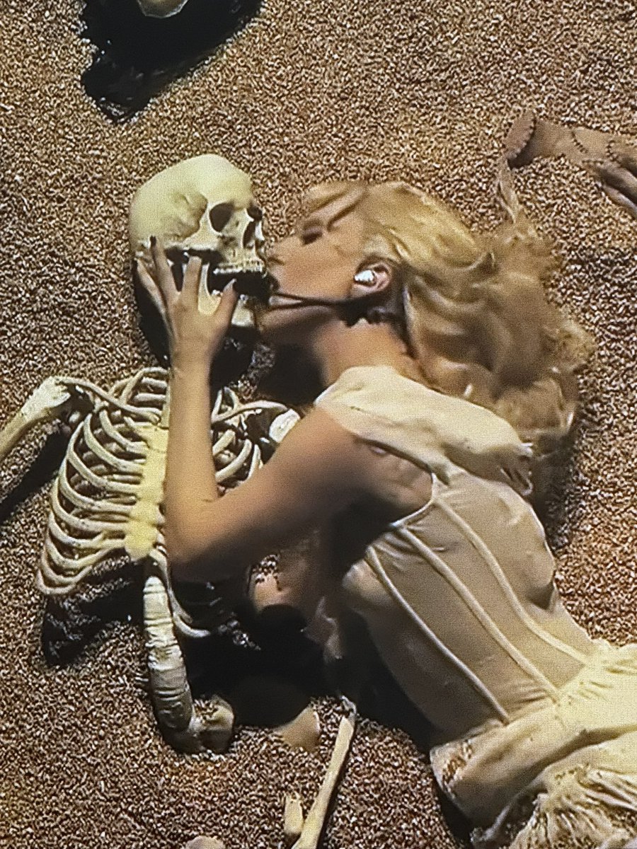 choquei's tweet image. 🚨GRAVE: Lady Gaga beija Olavo de Carvalho em seu show em Copacabana. #LadyGagaNaGlô