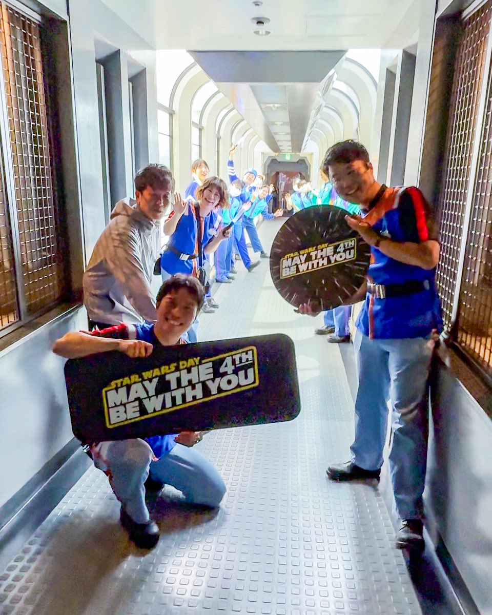 MezzoMikiD's tweet photo. 本日5月4日の東京ディズニーランド
「スター・ツアーズ」☆
みんなで #スターウォーズの日 をお祝い中！
#フォースと共にあらんことを https://t.co/DqF588y9AC