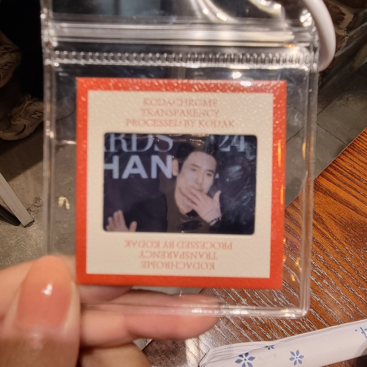 어제 귀가하자마자 씻지도 않고 잠들어버린 관계로 뒤늦게 남겨보는 2025 경구생파 후기~
올해도 미친 디테일의 전프레 세트! 이것만 있으면 나도 설경구표 소주 만들수있다~
현장에서 나눔해주신 경구 위스키포스터랑 샤넬벨벳꾸 키링, 꾸꾸노래방 파일, 현장수령한 최덕희출입증까지 
<a href="/99_59th_Birth/">꾸꾸 상생 프로젝트</a>