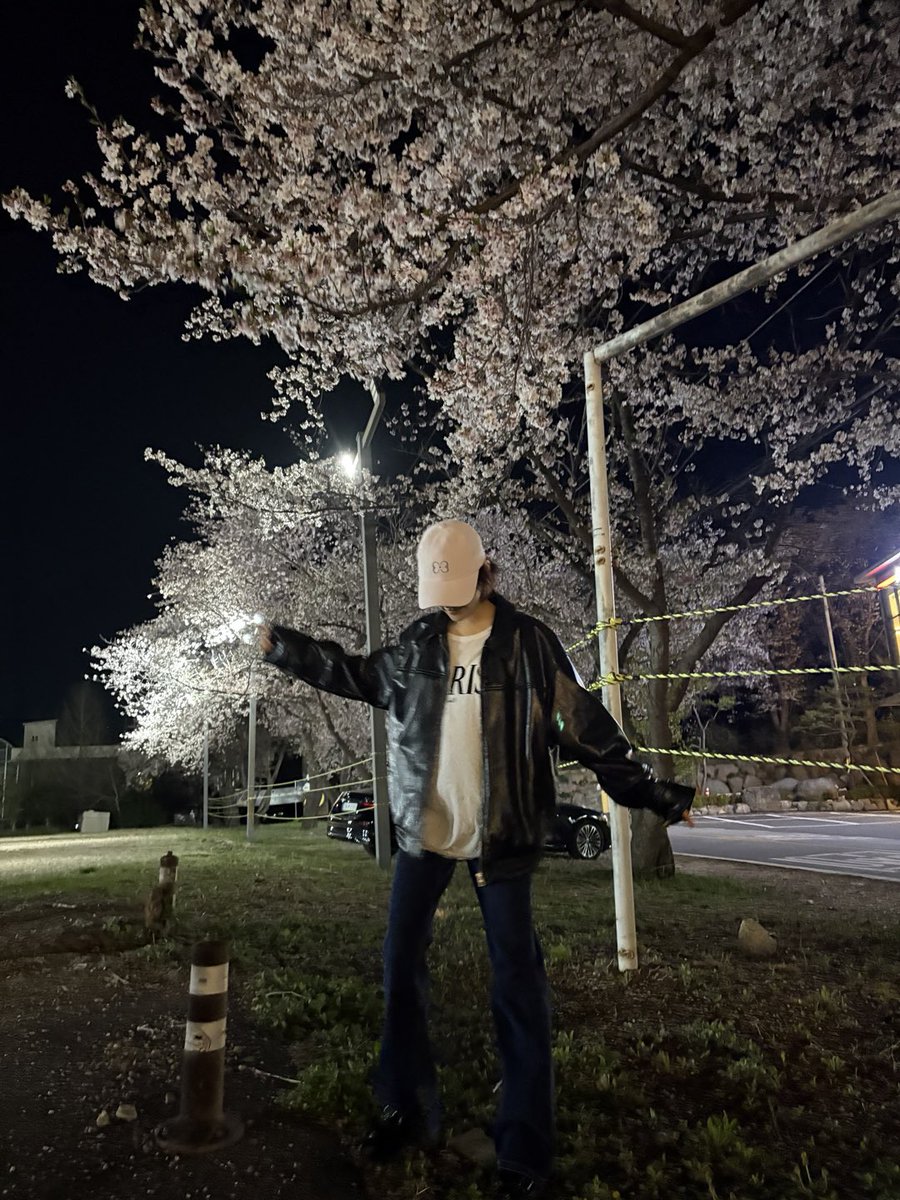 KiiiKiii_talk's tweet photo. 늦은 밤 벚꽃 구경~~🌸🌙

#KiiiKiii #키키 #JIYU #지유 https://t.co/oigaEmOch0