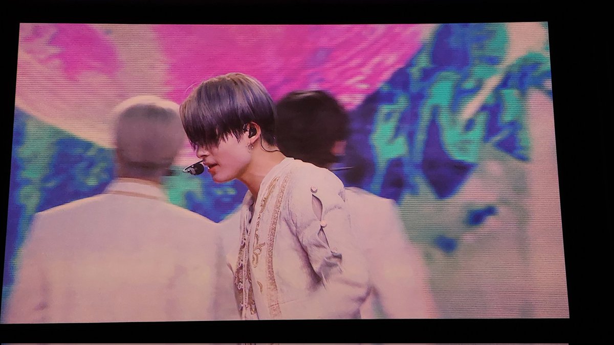 DarkHeloisa's tweet image. Tava rodando mas fotos do show do enhypen no cinema e percebi q tirei uma foto do lado esquerdo do rosto do niki