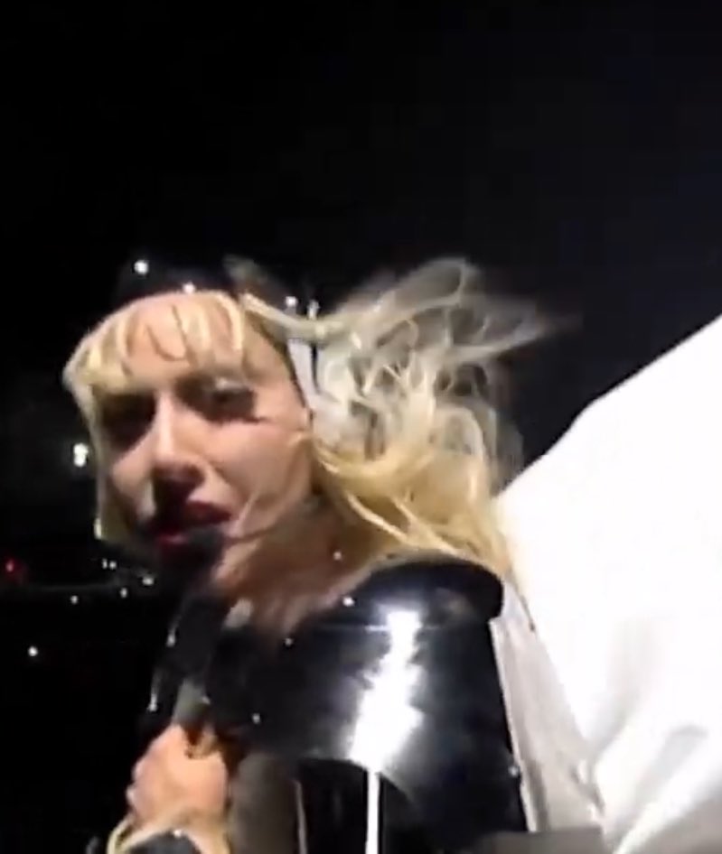 Lady Gaga com a quantidade de leque batendo no show