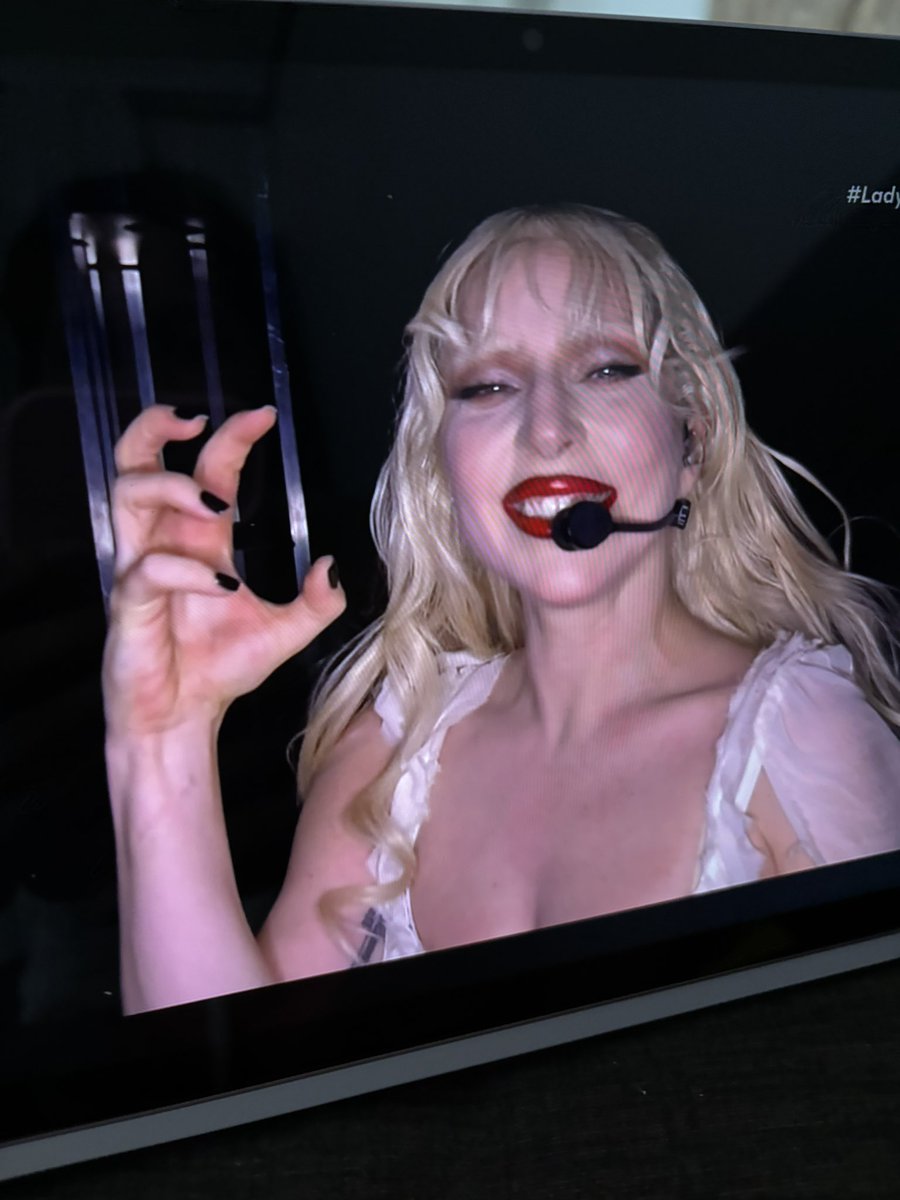luhsswift's tweet photo. MÃE DO BRASIL 😭😭😭😭🇧🇷🇧🇷🇧🇷
 #LadyGagaNaGlô https://t.co/8u7lE4tDOb