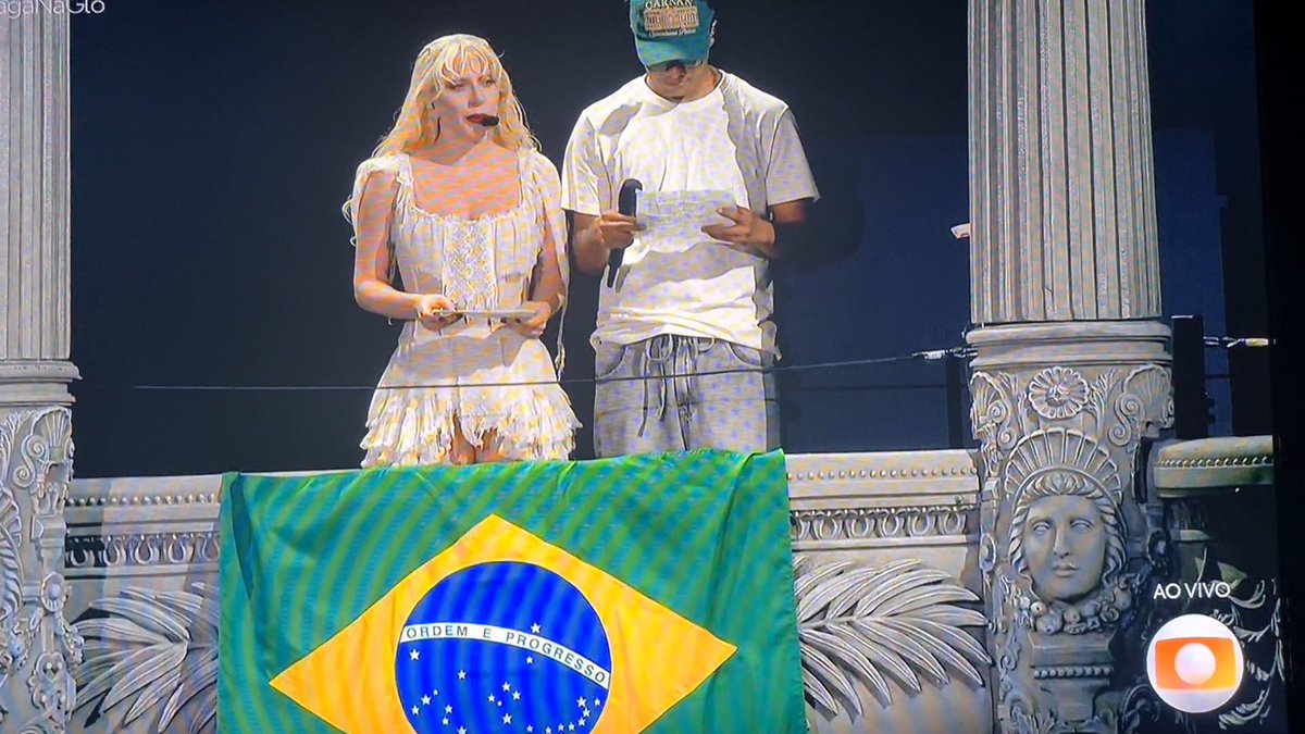 riotalindo's tweet photo. Lady Gaga lê carta para seus fãs brasileiros em Copacabana no Rio de Janeiro, Brazil. #LadyGagaNaGlô https://t.co/tHd8rfilzr