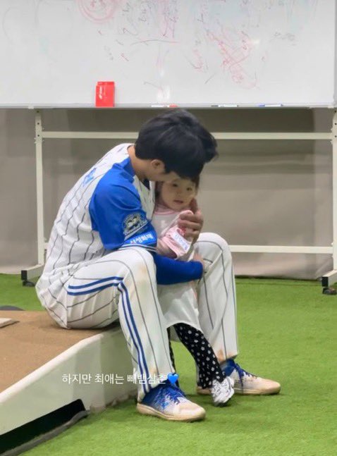 울 팀 아기공주들한테 기본 스탠스가 볼콕이라니 말않되
지유도 아윤이도 전부 재현이가 최애삼촌🥺