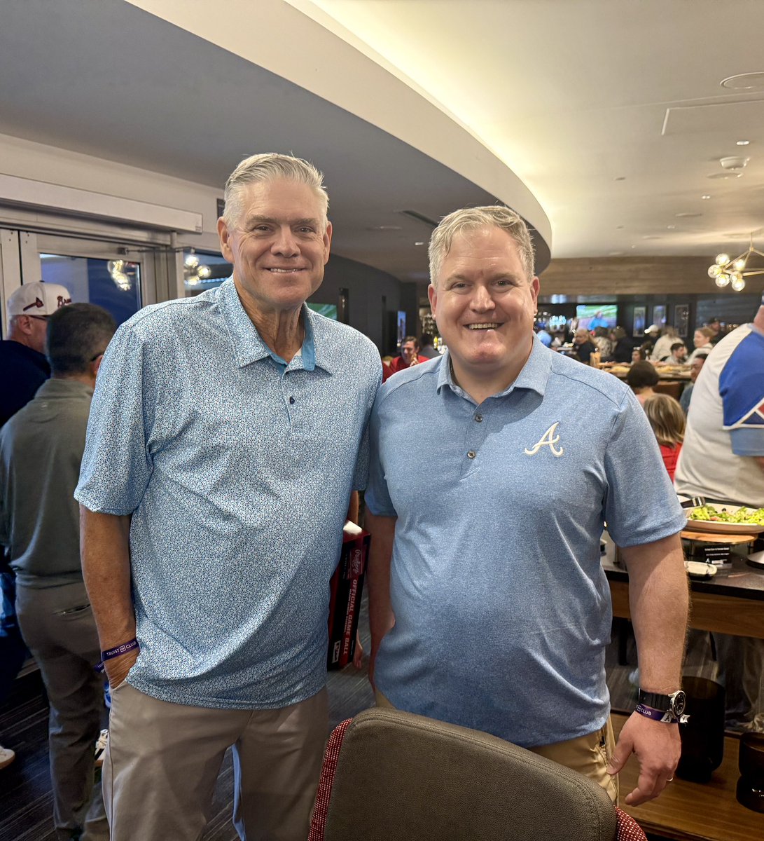 TheCaseFor's tweet image. You never know who you’re gonna see at a Braves game! Great to chat with you tonight @DaleMurphy3! Go Braves!