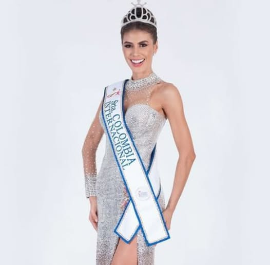 Lila_700's tweet photo. @zorellt es hermosa, el CNB como virreina le asignó la banda de Srta Col.  International ... pero llegó la pandemia y ni modo;  aunque le faltara disciplina habría ido bajo el CNB y ahí si o si tenía que estar a la altura https://t.co/Atkjjqlv6V