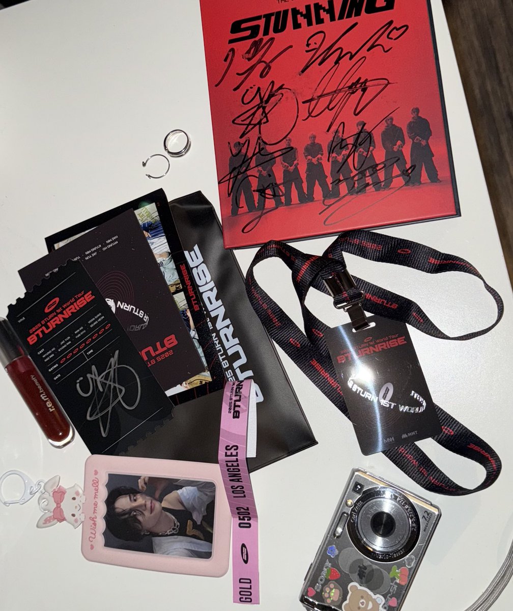 geminimels's tweet photo. much luv 
#8TURN #8TURN1stWorldTour #8TURNinLA https://t.co/IvemssHpKL