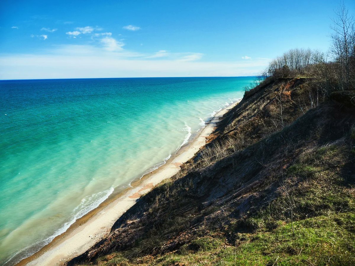 trevkeller's tweet image. A sunny Saturday on Lake Michigan. Lion's Den Gorge Nature Preserve, Grafton, WI. #wiwx @spann