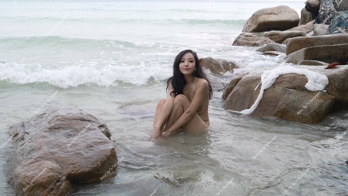 便宜了摄影师，看他裤裆都鼓起来了哈哈