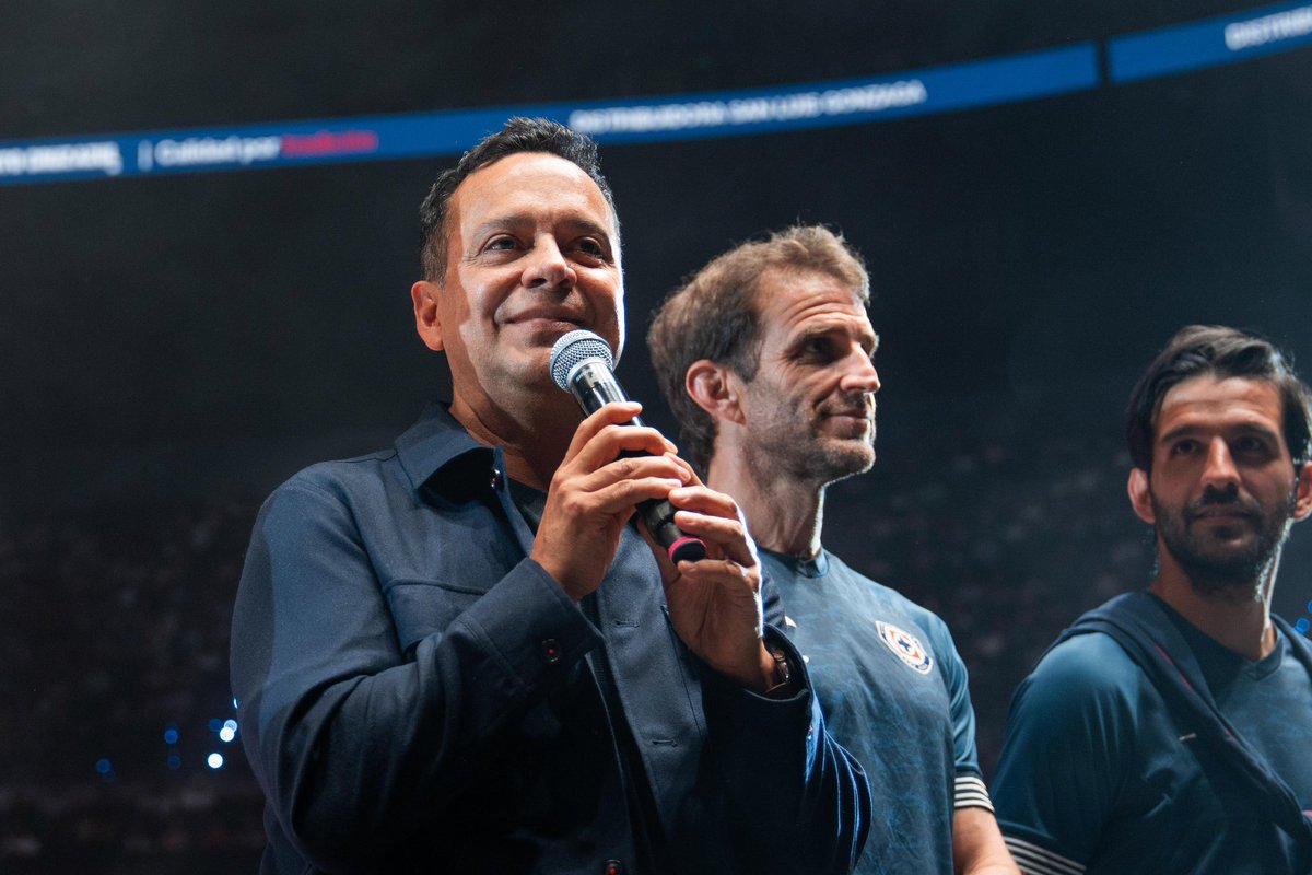 Víctor Velázquez (@victor_velran) on Twitter photo Me dio mucho gusto volver a reunirme con los trabajadores del gremio de la construcción para celebrar juntos el #DíaDeLaSantaCruz en la <a href="/ArenaCdMexico/">Arena CDMX</a>.
Gracias por confiar en <a href="/lacruzazul/">Cemento Cruz Azul ®</a> y por ser parte de esta gran familia.
#CelebremosNuestraTradición Me dio mucho gusto volver a reunirme con los trabajadores del gremio de la construcción para celebrar juntos el #DíaDeLaSantaCruz en la <a href="/ArenaCdMexico/">Arena CDMX</a>.
Gracias por confiar en <a href="/lacruzazul/">Cemento Cruz Azul ®</a> y por ser parte de esta gran familia.
#CelebremosNuestraTradición