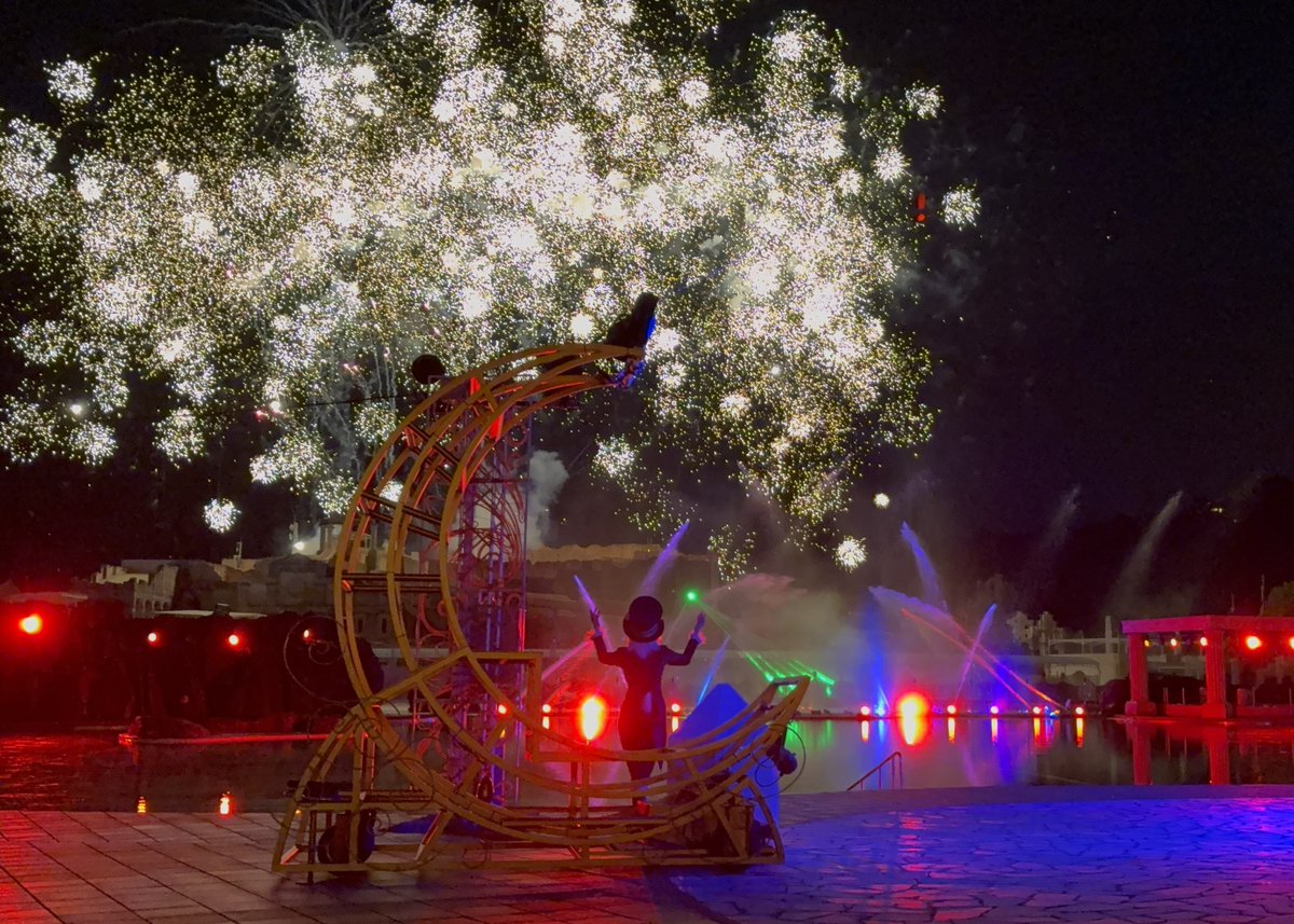 lagunatenbosch's tweet photo. 「花火スペクタキュラ　ミスティノーチェ」🎆
昨日の様子をお届けします！

今日と明日19:30から開催です！！

花火に噴水や光などの演出がプラスされた
ラグナシアでしか見られない幻想的な
花火ショーです✨

花火を観てゴールデンウィークの
特別な思い出を作ってくださいね🥰

#ラグーナテンボス #ラグナシア #花火 #春 #ゴールデンウイーク #お出かけスポット #愛知お出かけ  #愛知 #東海 #蒲郡 #lagunatenbosch #lagunasia