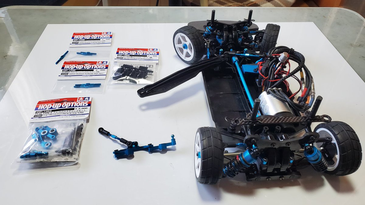 challenge85's tweet photo. 先日のレイテックサーキットさんで単独で激突させて、TT02TYPE-SRXのステアリングワイパーを破損💦
予備のステアリングワイパーとターンバックルを入れ替えます❗
このシャーシ最後まで走りきった事がない、、シャーシかも💦
#ラジコン
#RC
#tamiyarc
#TT02TYPESRX https://t.co/yS0f8xzSjf
