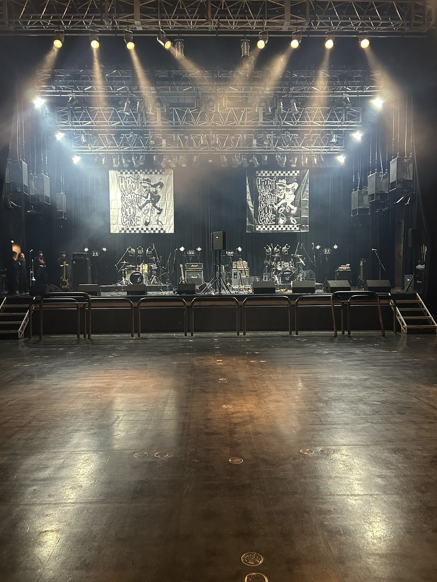 もうすぐオープン！！
オープン前の貴重な幕なしステージ。