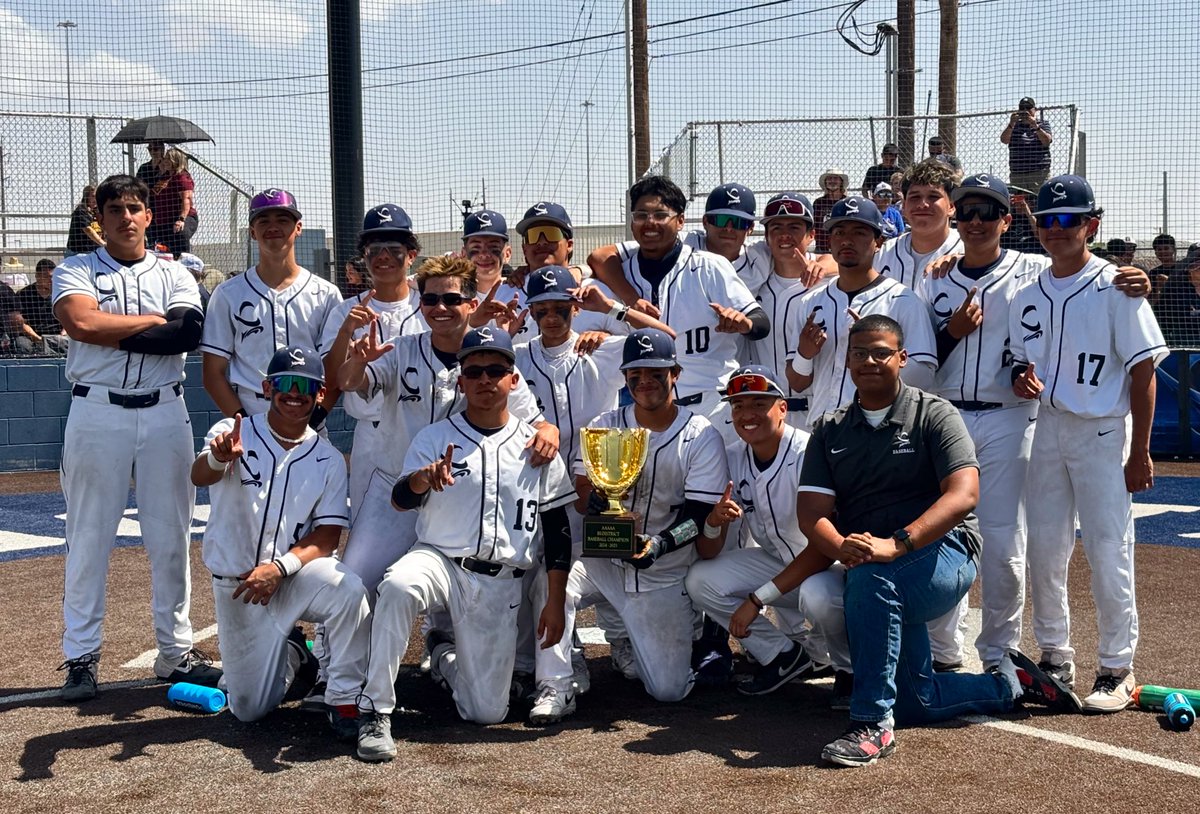 VHairston_DVHS's tweet image. There&apos;s always something to celebrate at Del Valle HS, but this weekend has brought EXTRA reasons to cheer!
➡️ Baseball: Bi-District Champs ⚾️
➡️ Softball: Area Champs 🥎
➡️ YISD Secondary TOY 🍎
➡️ A beautiful Senior Mass ✨
#OFOD #ItsWhatWeDo @DVHSYISD