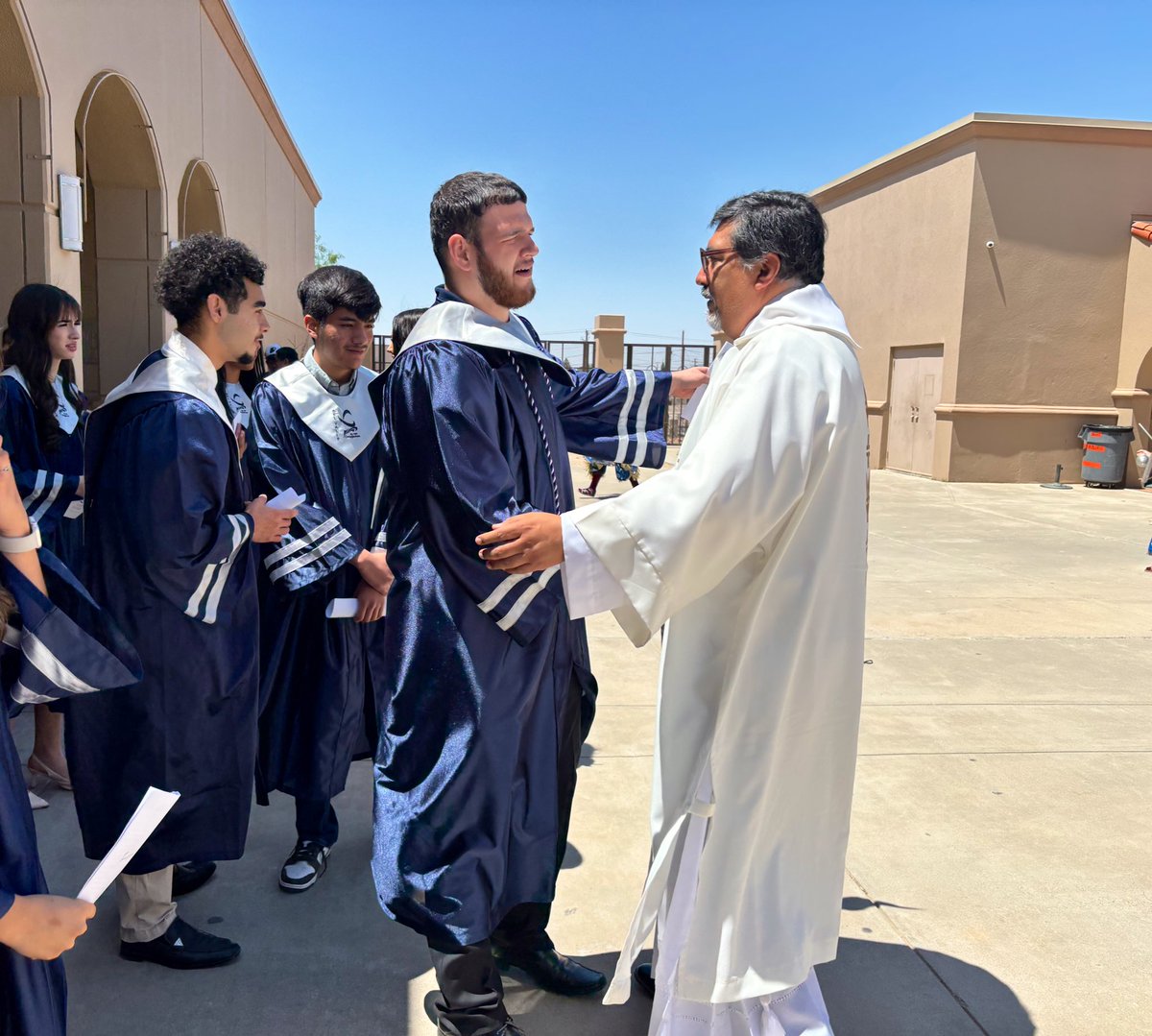 VHairston_DVHS's tweet image. There&apos;s always something to celebrate at Del Valle HS, but this weekend has brought EXTRA reasons to cheer!
➡️ Baseball: Bi-District Champs ⚾️
➡️ Softball: Area Champs 🥎
➡️ YISD Secondary TOY 🍎
➡️ A beautiful Senior Mass ✨
#OFOD #ItsWhatWeDo @DVHSYISD