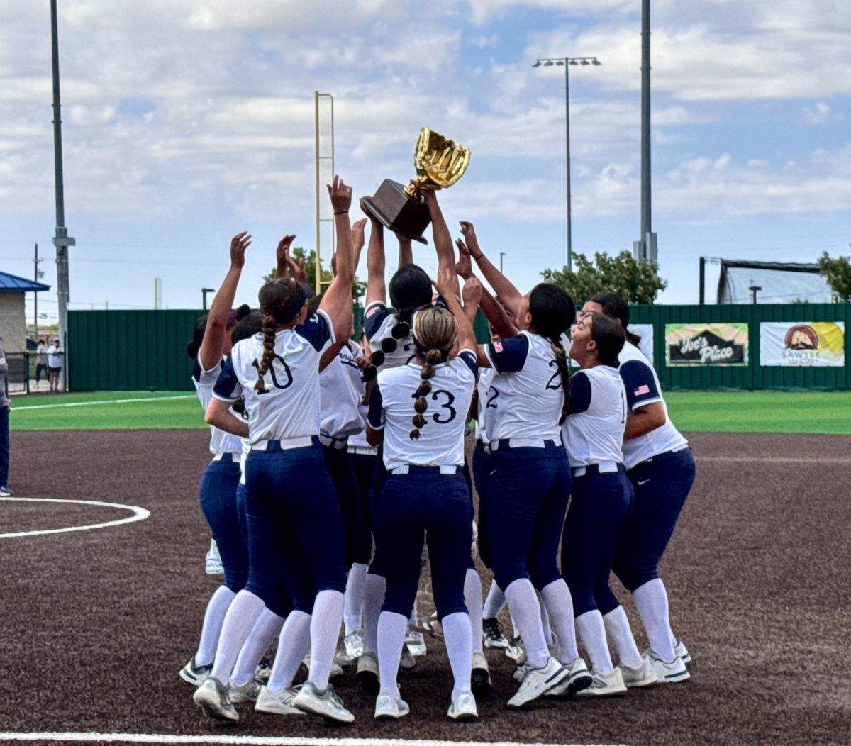 VHairston_DVHS's tweet image. There&apos;s always something to celebrate at Del Valle HS, but this weekend has brought EXTRA reasons to cheer!
➡️ Baseball: Bi-District Champs ⚾️
➡️ Softball: Area Champs 🥎
➡️ YISD Secondary TOY 🍎
➡️ A beautiful Senior Mass ✨
#OFOD #ItsWhatWeDo @DVHSYISD