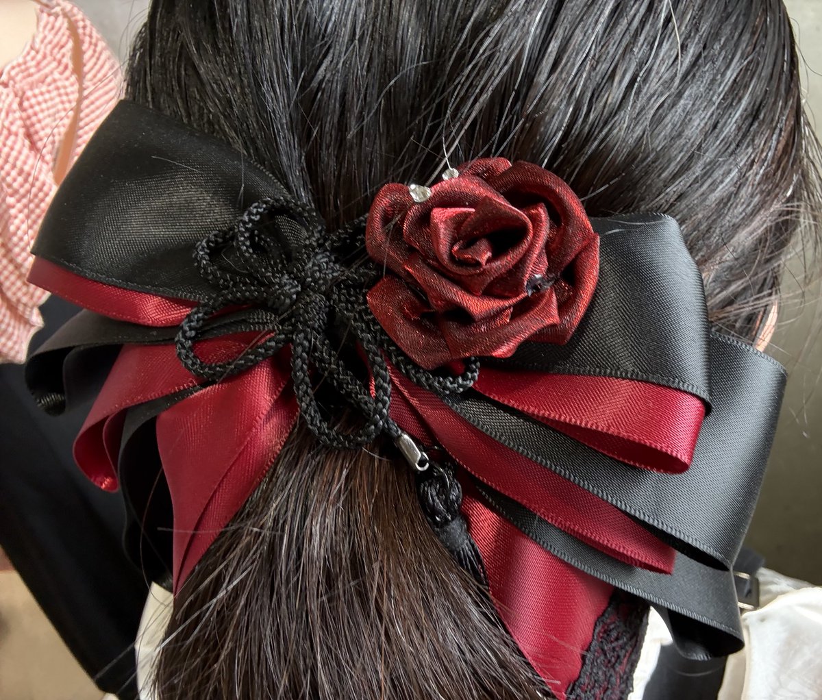 バレッタだから、髪結んでその上から髪ゴム隠すように留めるだけで華やかになるので、織紫庵さんにて購入（＠orishian ）
次は長義と御前カラーで欲しいー！！！
とお願いしておこう
