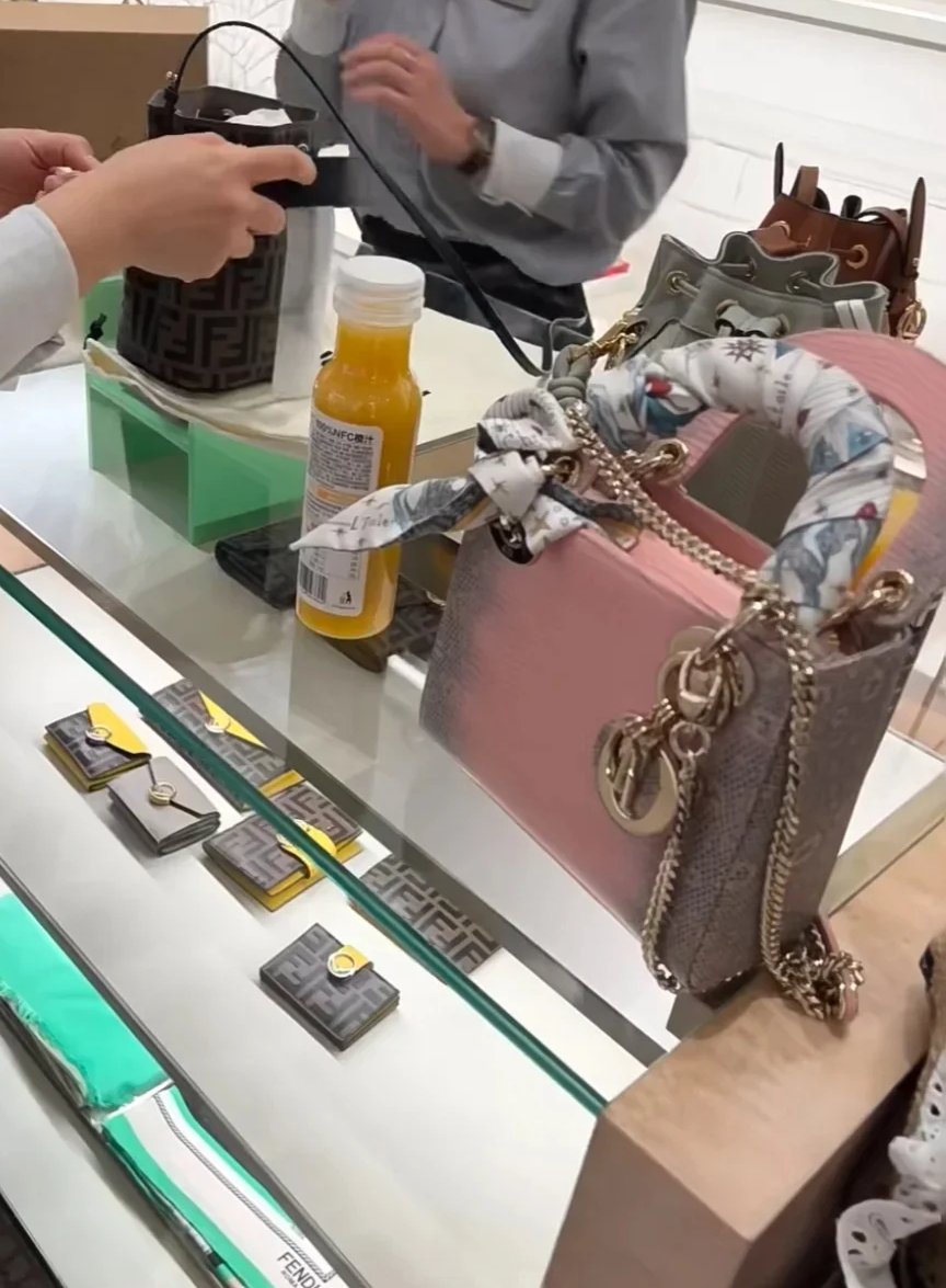 気に入ったバッグを買うために3店舗を回りましたが、やっと気に入ったバッグを見つけました
＃バッグ
＃かわいい
＃のように