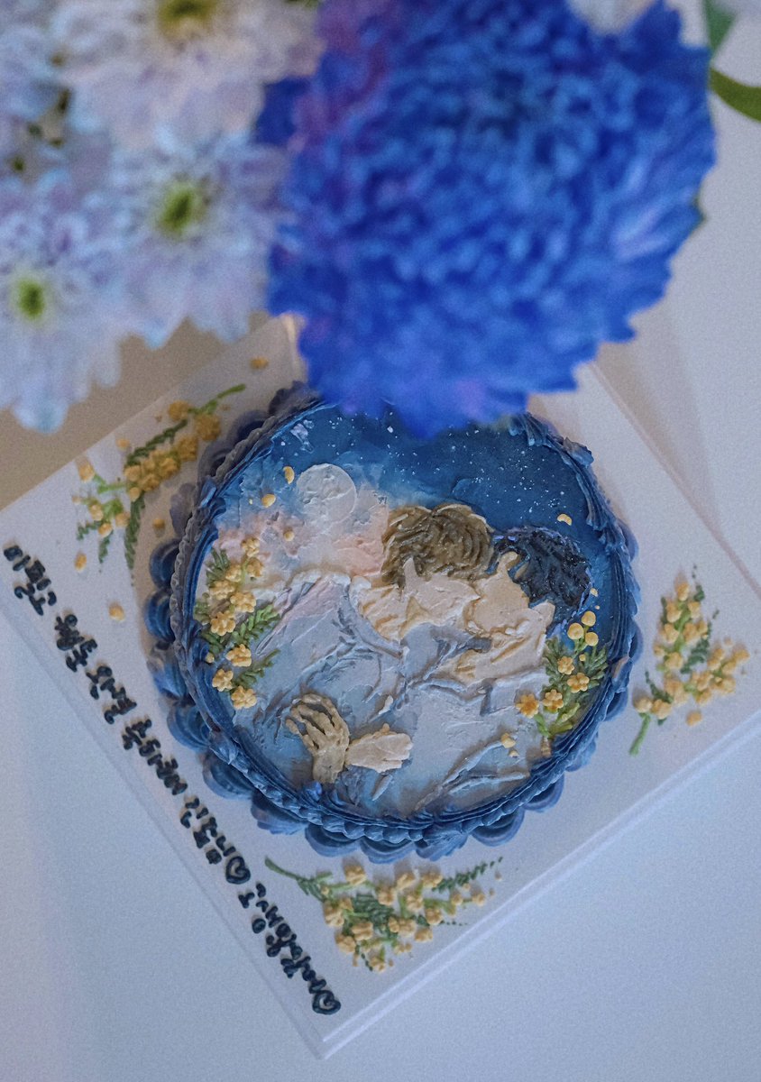 늘 곁에서 응원을 아끼지 않는 감사한 친구가 준비해준 예쁜 축하 케이크🎂💖꽃이랑 샴페인도 챙겨준 ㅠㅠ 넘넘 고마워요 🥹🧡