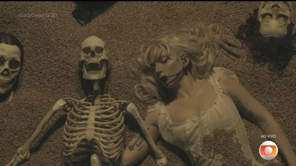 kennedyhp's tweet photo. Gente… que linda da Maya Massafera #LadyGagaNaGlo https://t.co/LZsxNFLkIY
