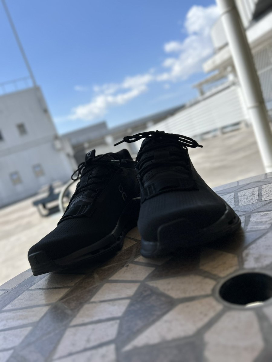OnKYOTObyK's tweet photo. 《Cloudnova2 》メンズ♂All Blackあり📦
¥20,900
足入れがしやすくソフトなフィット感で
なめらかで弾むような履き心地☁️

快適さが​​​​​​詰まった​​​​​​sneakersです🍦

シンプルなデザインとカラーので
どんなコーディネートにも合わせやすい
#藤井大丸6F
#昂跑 #京都
#cloudnova
#cloudnova2
#on https://t.co/Mh9pXM76WY
