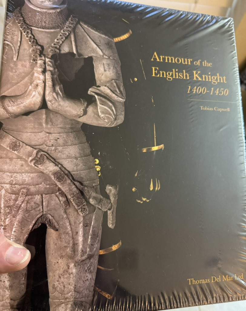 golgibodybuildr's tweet image. Armour of the English Knight 1400-1450, by Toby Capwell, in cellophane. IYKYK, except like nobody knows.