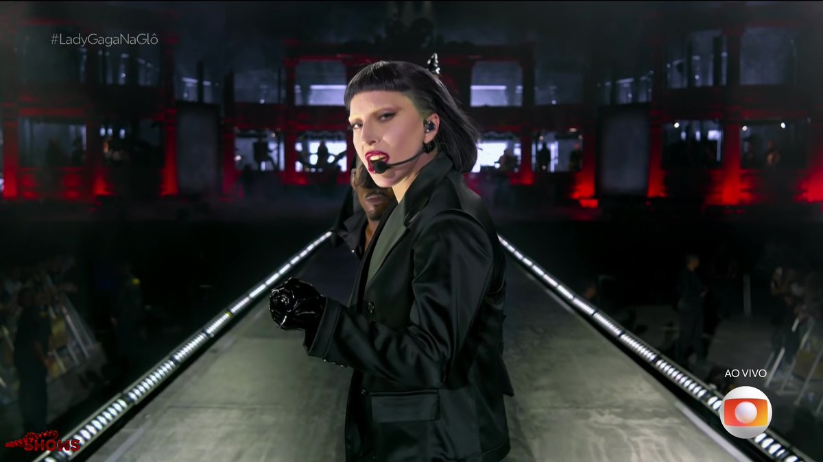 SeriesBrasil's tweet image. Lady Gaga sobre os brasileiros:

"O senso de comunidade aqui é tão puro. Eu sinto o quanto a música vale para vocês. Da última vez que estive aqui viramos amigos, mas agora posso garantir que SOMOS UMA FAMÍLIA." #LadyGagaNaGlô