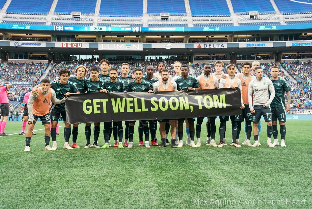 maxaquinophoto's tweet photo. Pure class. The Sounders send a message to @WeAreECS president, Tom Biro. https://t.co/I9I7Y0qhV8