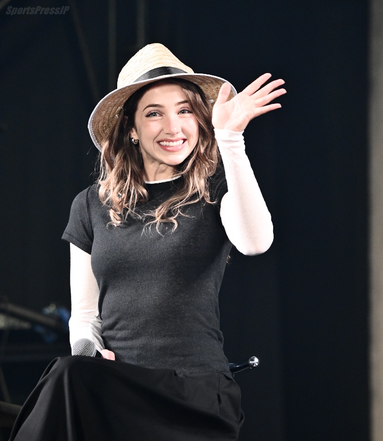 エミリー・ラッドが大阪コミコンのセレブステージに登場。麦わら帽子と