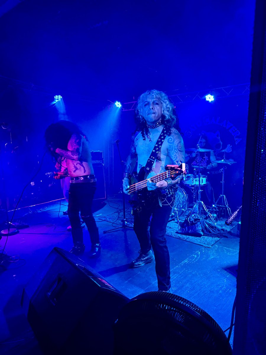 SociedadCapitol's tweet image. Dicen que hay que elegir un camino.
@Fer_Chatarrero eligió dos.
Guitarra y voz en Sociedad Capitol. Bajo en Hellcharger.
Y en ambos, incómodo para el sistema.

#RockEsRock #SociedadCapitol #Hellcharger