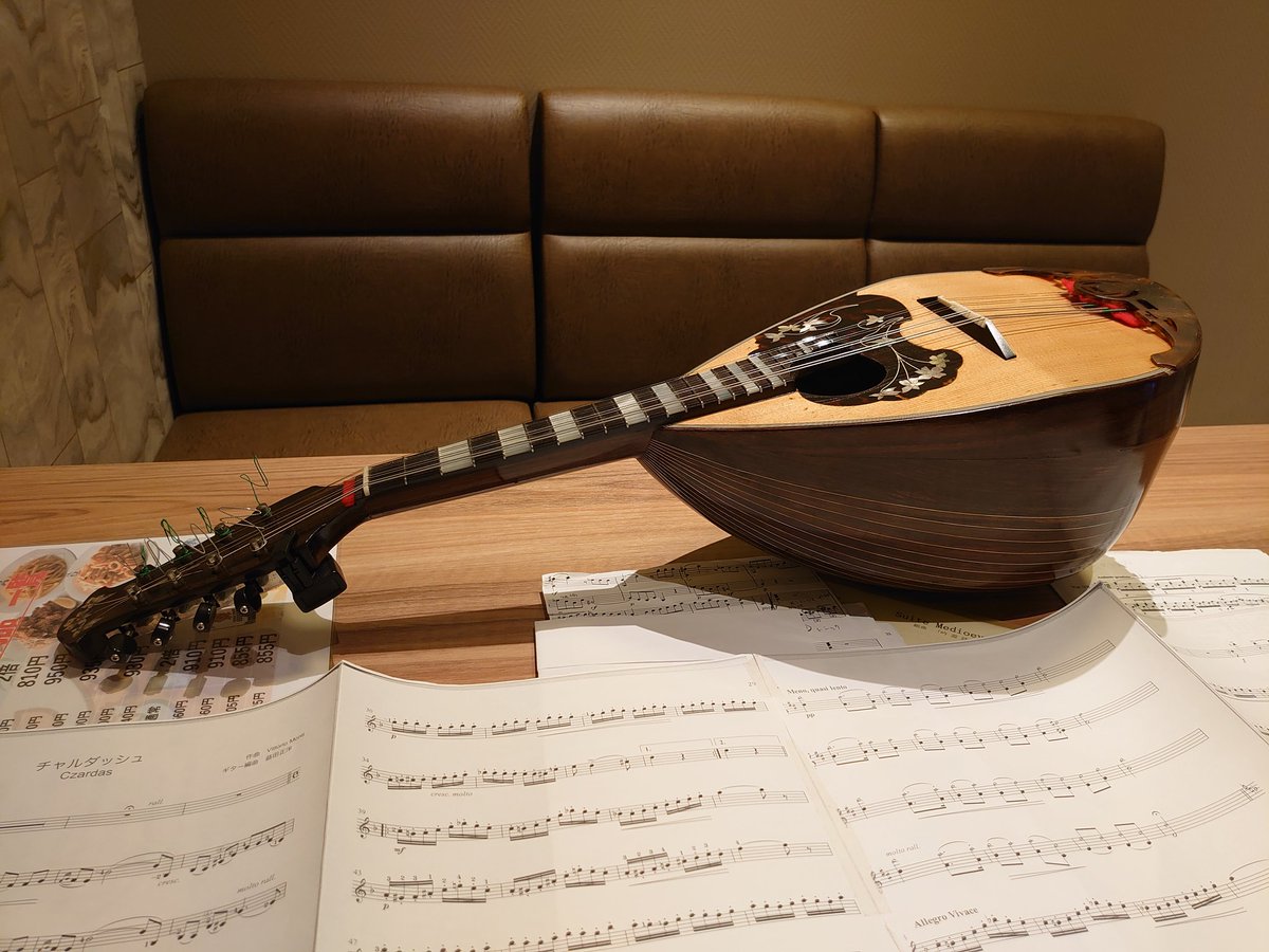 練習すればするほど気づくことがある。姿勢・視界が脱力につながり、視線がミスを減らすことにつながる。気合いが力み、ピックの進入を深くする。考えながら練習するの楽しい♪