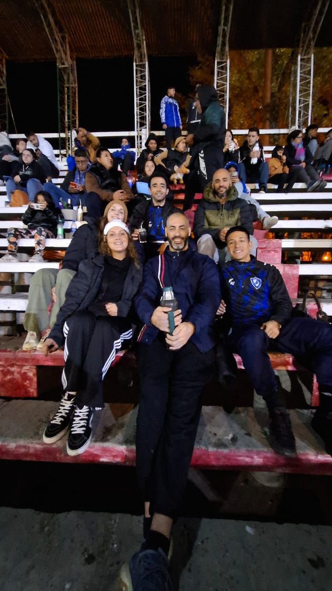 #Fútbol | Hoy el básquet bancando con lluvia y todo la goleada del fútbol. La gran familia del Albo 💙

📸 Mariana Payllalef 

#VamosAlbo⚪️🔵