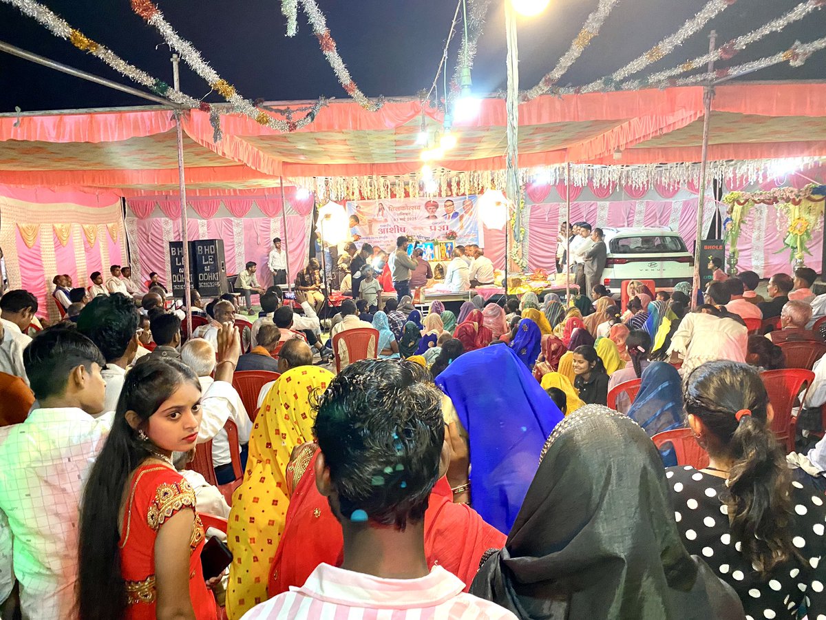 BSP विधानसभा अध्यक्ष माननीय लक्ष्मण अहिरवार जी के बेटे के तिलक उत्सव में 
शामिल होने का सौभाग्य प्राप्त हुआ। 

इस खास मौके पर बहुजन गायक भी बुलाए गए थे, जिन्होंने बाबा साहेब, संत रविदास जी और अन्य महापुरुषों पर शानदार गीत प्रस्तुत किए।

जय भीम जय संविधान 💙🙏