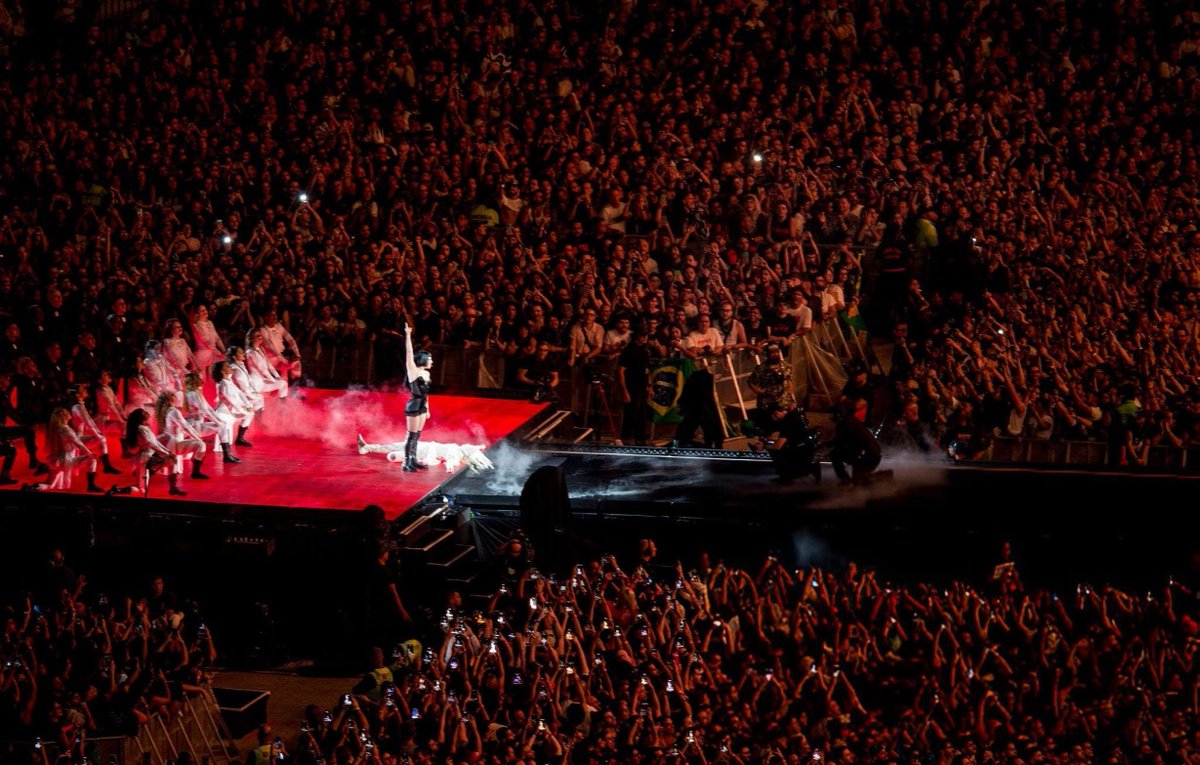 sboficial's tweet photo. 🚨 HISTÓRICO! Lady Gaga encerra seu show em Copacabana sabendo que entregou um espetáculo digno de A-list. https://t.co/h8klTy36CZ