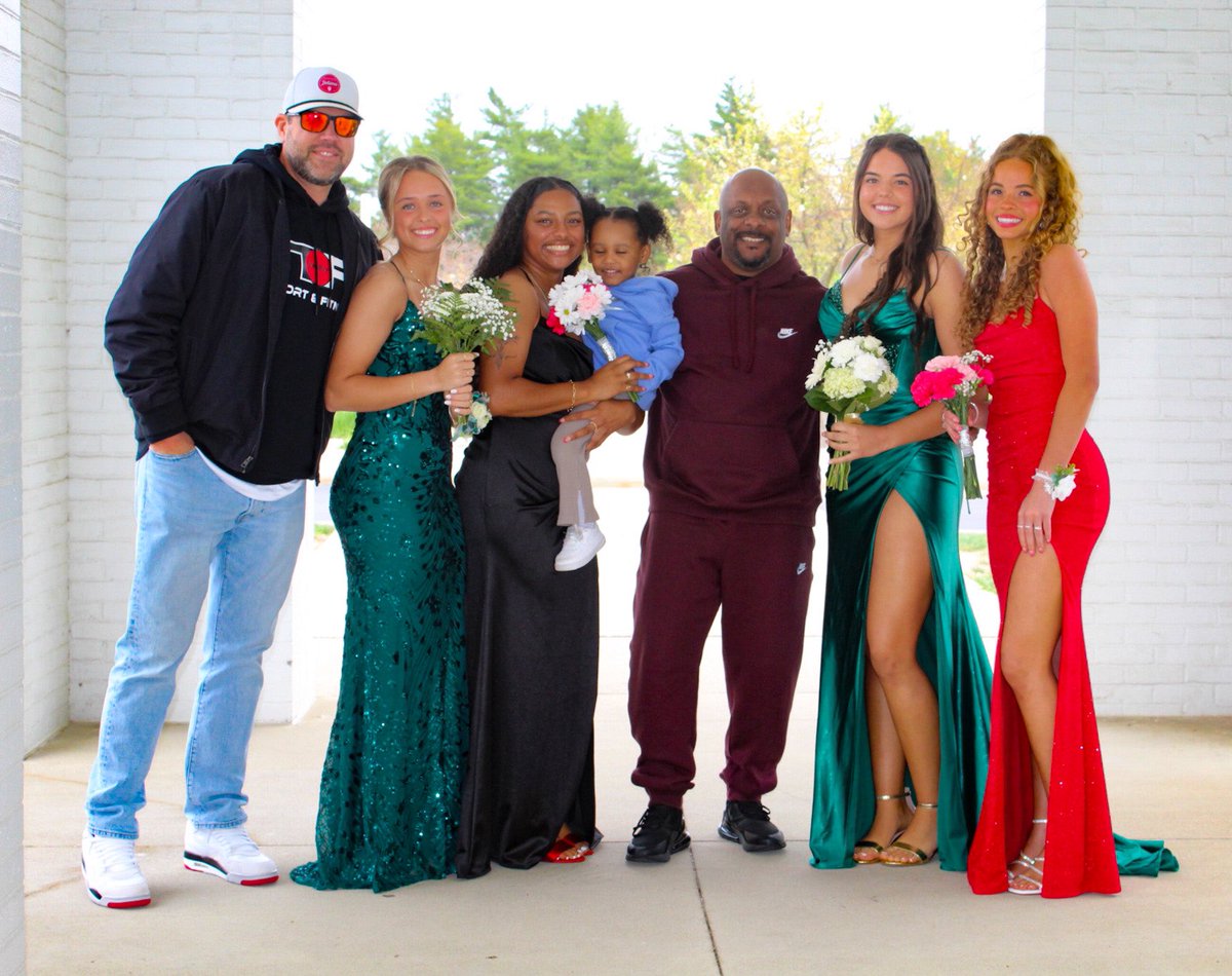 Brilee Day 2026 SS/RHP (@daybrilee) on Twitter photo I feel so blessed to have WONDERFUL coaches and teammates who spend time with me outside of the sport. They are like family to me ❤️
Memories 📸 with <a href="/MadAppleReds/">Mad Apple 18u Red Metzger 🥎</a> I feel so blessed to have WONDERFUL coaches and teammates who spend time with me outside of the sport. They are like family to me ❤️
Memories 📸 with <a href="/MadAppleReds/">Mad Apple 18u Red Metzger 🥎</a>