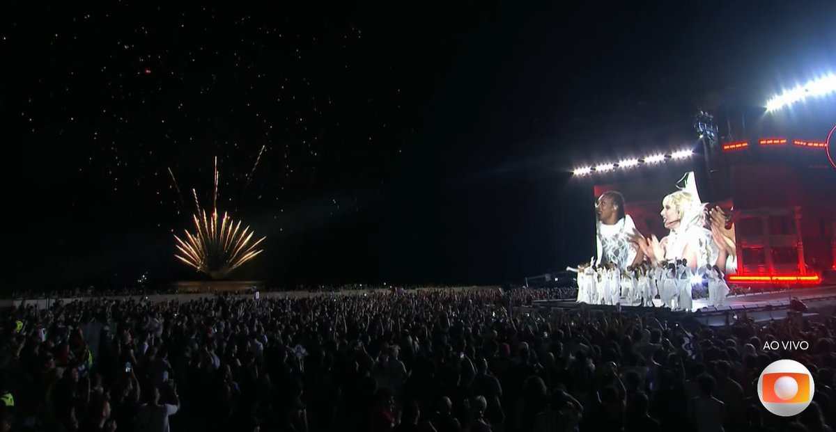 jonasg__omes's tweet photo. O calendário dos gays brasileiros foi dividido em A.G. (antes da Gaga) e D.G. (depois da gaga). Depois desse show da gaga, hoje é o ano zero. Feliz ano novo Copacabana, feliz ano novo Brasil. https://t.co/qhcX5iUJxn