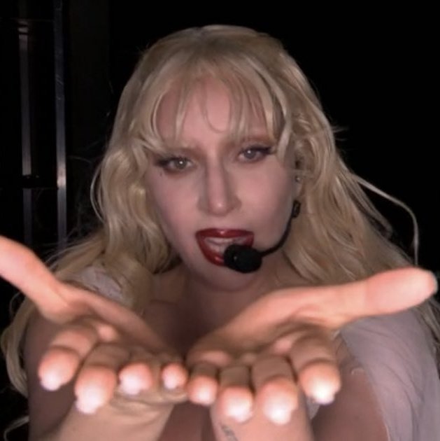 valendramas's tweet image. #NewProfilePic um beijo para os little Monsters