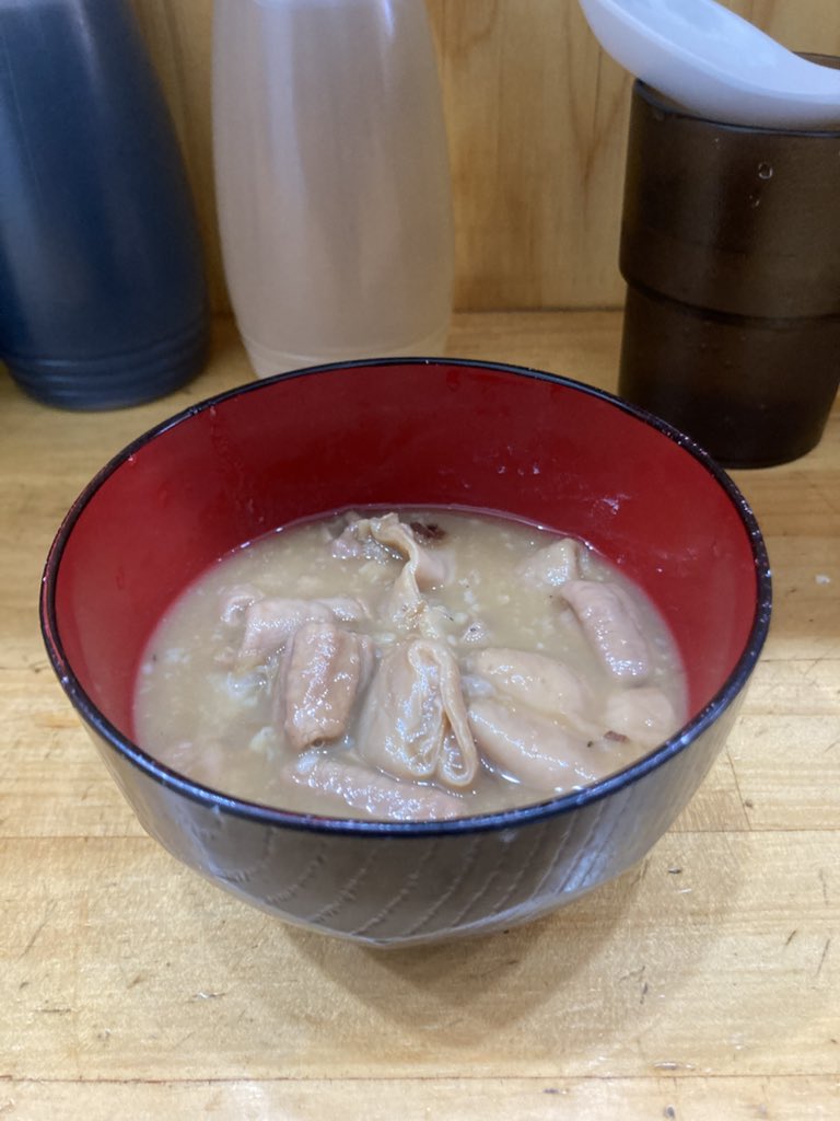 今日のランチ🍜

麺屋 小金
煮込みや左斜め上24°

✨ゴールデンウィークコラボ✨

冷やしラーメン+すきやきホルモン+丸ごと冷やしトマト

蒸し暑い日には冷やしだね〜

ヤサイも冷えてて旨い😋

すきやきホルモンはライス欲しくなる🍚

メチャクチャ旨かった😋

ご馳走様でした🙏