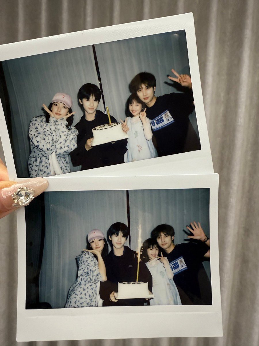 xiaoheijiu's tweet photo. #Linziye just updated another birthday post in weibo thanking people who wishes him birthday.
Another #Chengxiao #Linziye #Xuke #Muyan 4-shot 🥺🥺
So cute!
The cake tho .. really is abstract 🤣🤣 https://t.co/KpZcBfPMgn