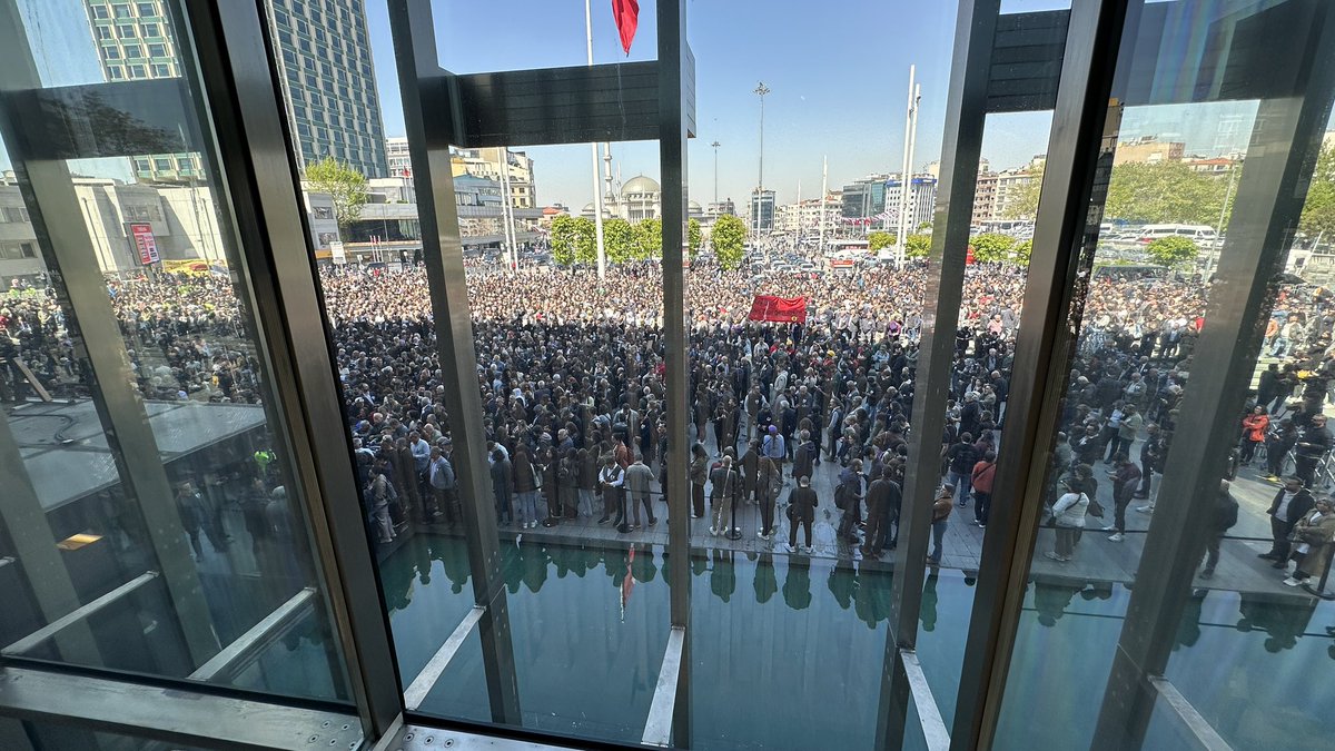AKM’nin içinde salon hınca hınç dolu. Koridorlar çok kalabalık. Bir de dışarıda binler var. Buradayız Sırrı abi. Tam da Gezi parkının karşısında