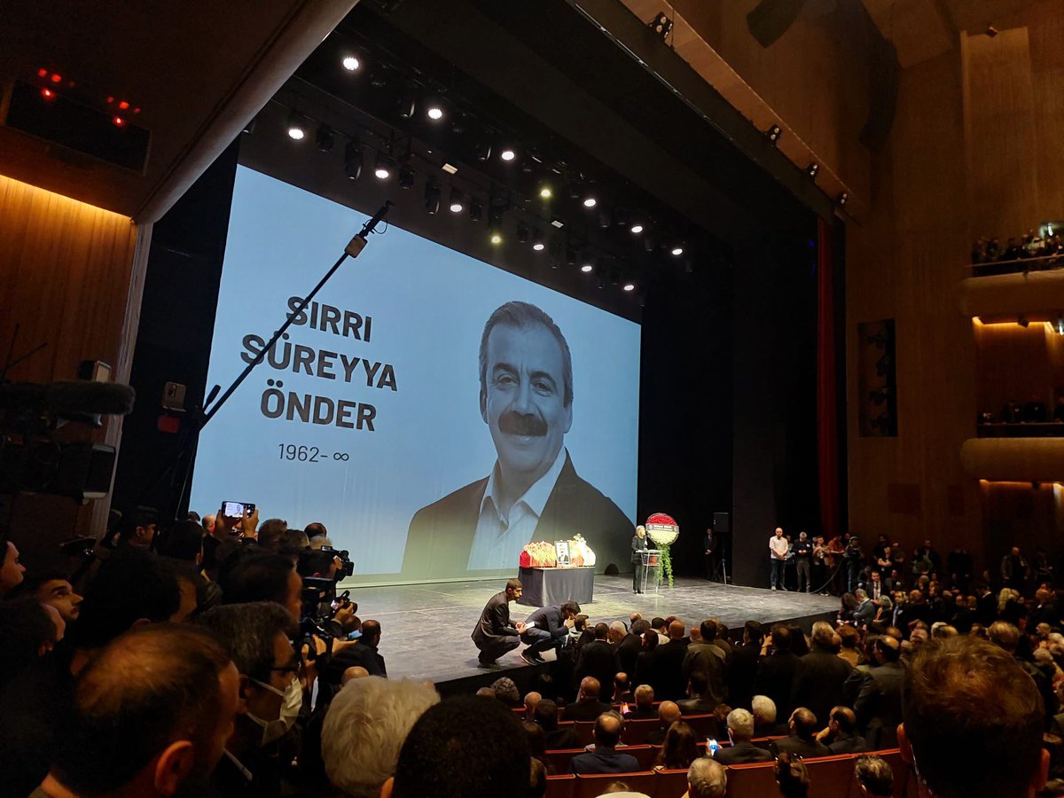 TBMM Başkanvekili ve DEM Parti İstanbul Milletvekili Sırrı Süreyya Önder’in AKM’de düzenlenen cenaze törenine Genel Başkanımız Erkan Baş, Parti Sözcümüz Sera Kadıgil, İstanbul Milletvekilimiz Ahmet Şık, MYK ve PM üyelerimiz ile İstanbul İl Başkanımız ve il örgütümüz katılıyor.