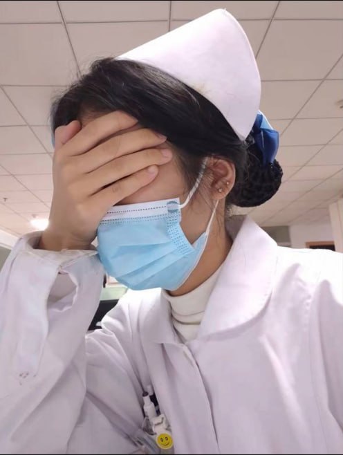 好像大家都觉得护士会很骚，其实我想说…确实是。   最近真的加班太多了，感觉都快忘记了做爱的感觉。翻出一段之前做爱的视频给大家看看，一边被后入，一边握着一根鸡巴，高潮就没停过…   刚来推特，点赞+私信，挑几个给视频完整版，想约的也可以联系报名（仅限同城）～https://t.co/Qp6azV0LtR https://t.co/mTj2TcGzdY